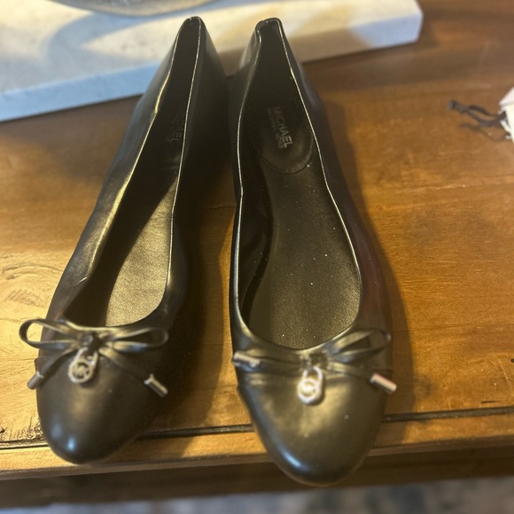 Michael Kors Black Leather Flats with Bow Accent - Picture 1 of 3